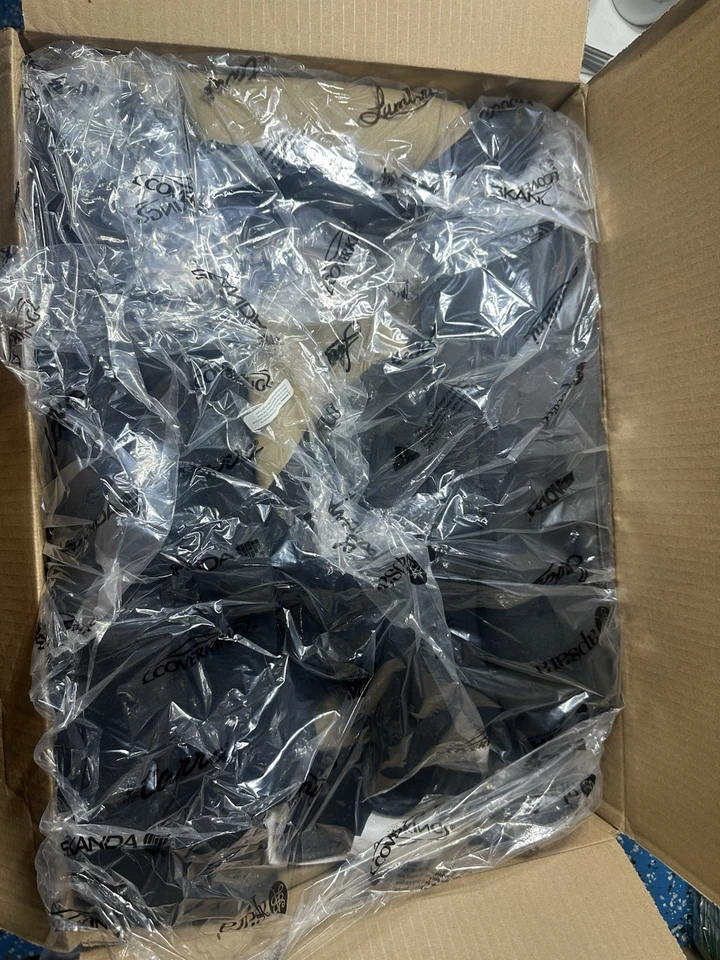 Cubierta de asiento Coverking Custom Fit diseñada para modelos Mercedes-Benz negro tostado Foto 4 de 4