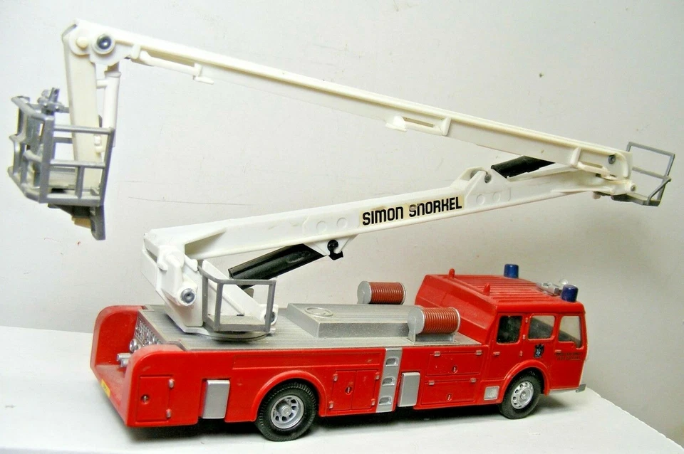 CORGI CLASSICS 1:50 Dennis SIMON SNORKEL FIRE TRUCK Cleveland County - Image 2 of 3
