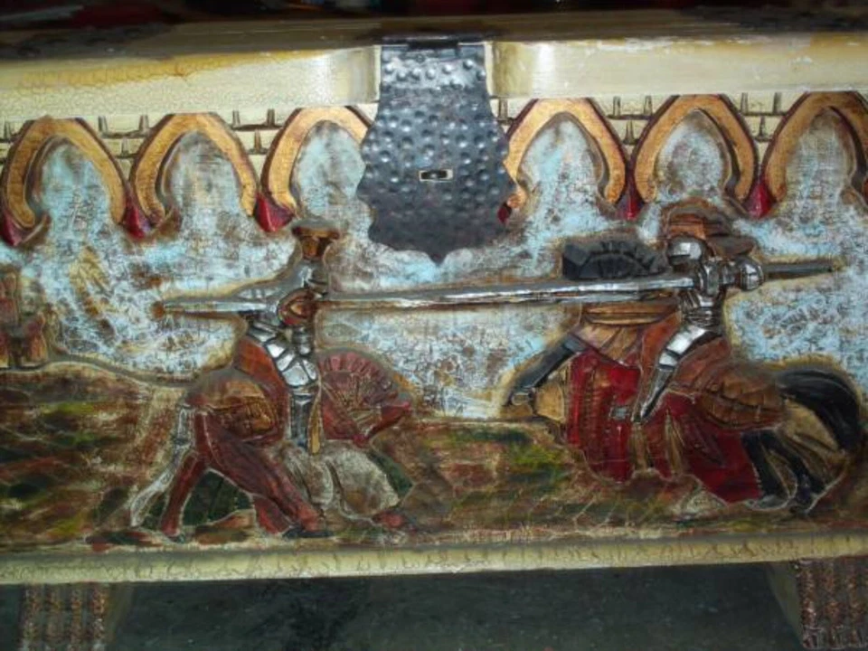 Baúl gótico antiguo Foto 2 de 2