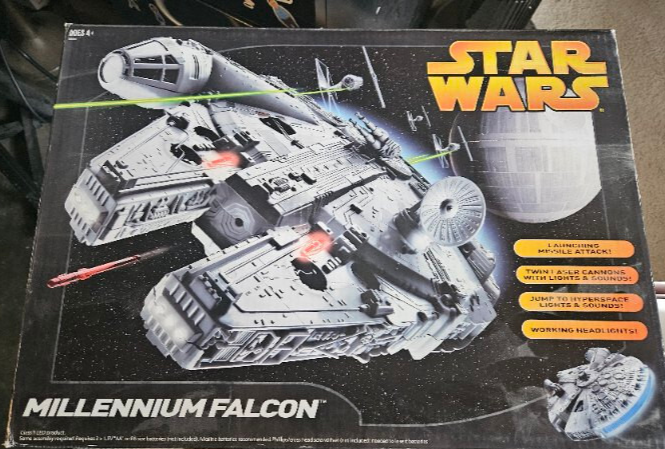 Star Wars 2005 Version Millennium Falcon Play Set New In Box
