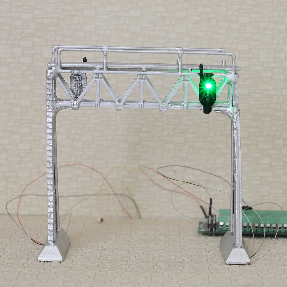 1 x HO / OO scale signal bridge LEDs 3 aspects single track right hand silver - Image 2 of 4