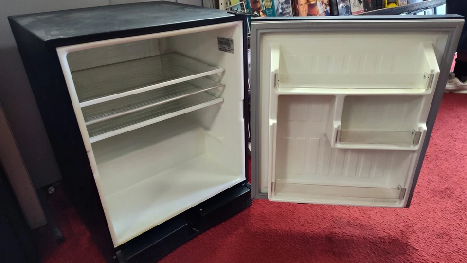 U-Line Refrigerator Or Freezer 3.3 Cubic Ft. Model RLN-29RB-00 Black & Silver - Image 4 of 4