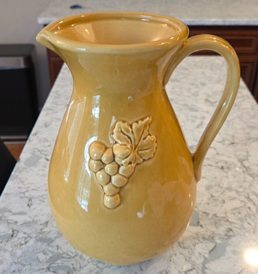 Italian Wine Vino Water Jug Ceramic Pitcher Gold Grape Design 10'' Tall Italy New