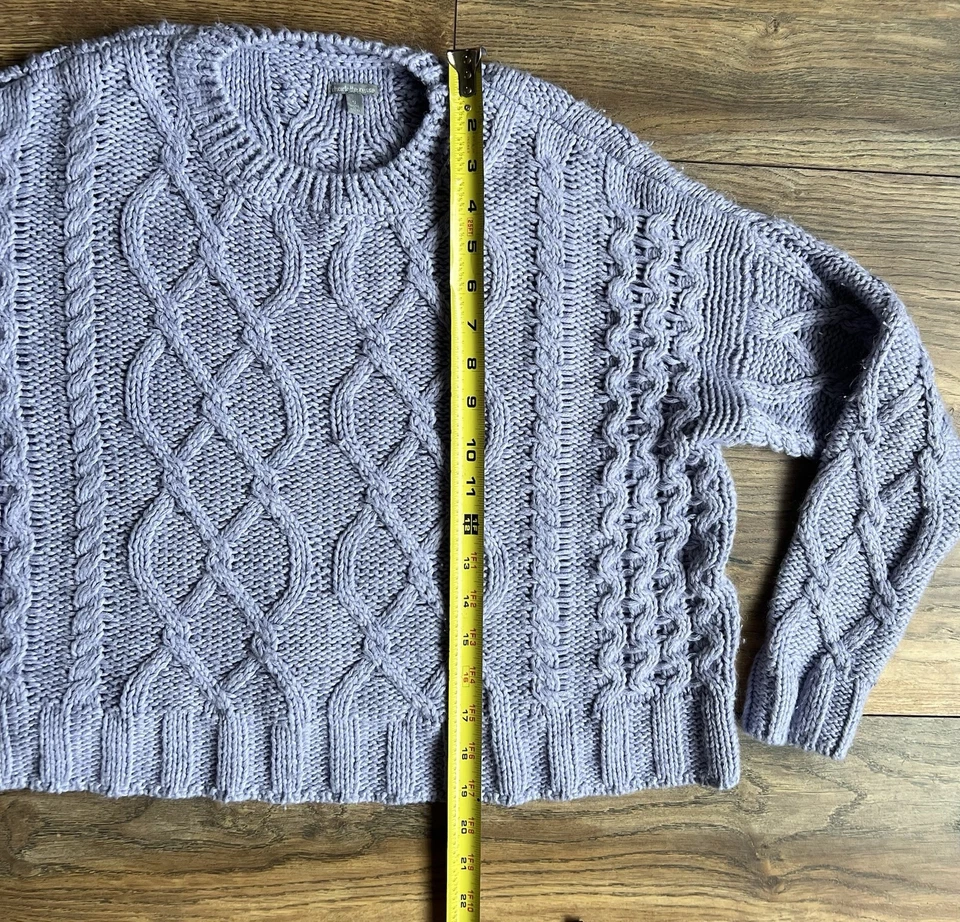 SUÉTER CÁRDIGAN CORTO CHARLOTTE RUSSE CABLEKNIT Pequeño Lila Púrpura Foto 3 de 4