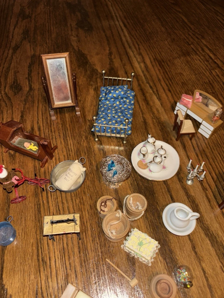 Gran Lote De Muebles Y Accesorios Para Casa De Muñecas De Colección Madera Metal Plástico Foto 3 de 4