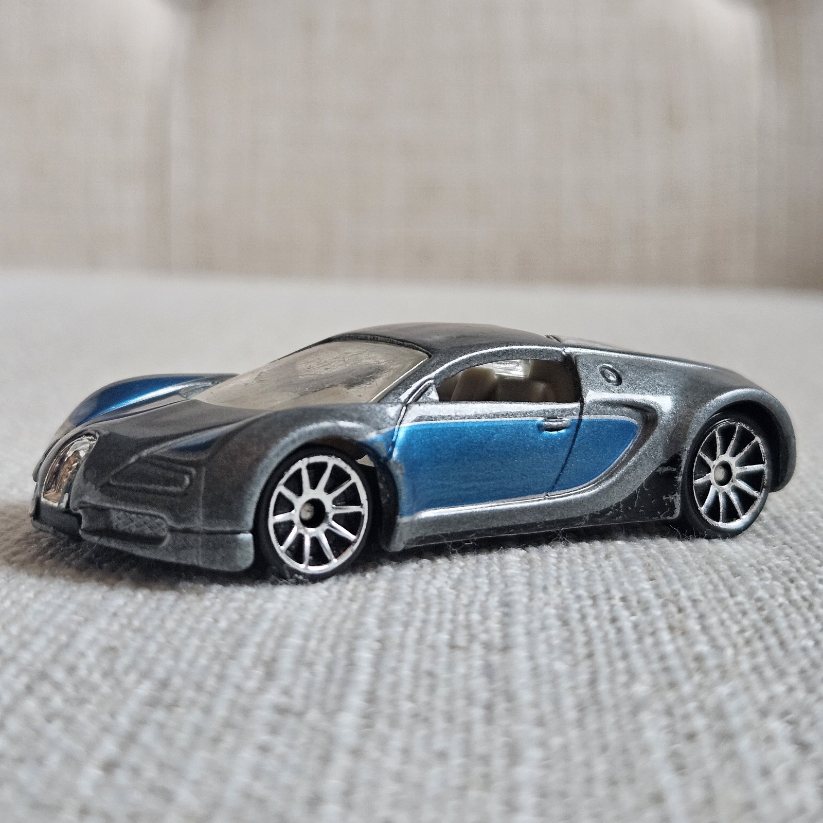 2002 Hot Wheels Mainline Bugatti Veyron Exotic Car Loose 1/64 scale 