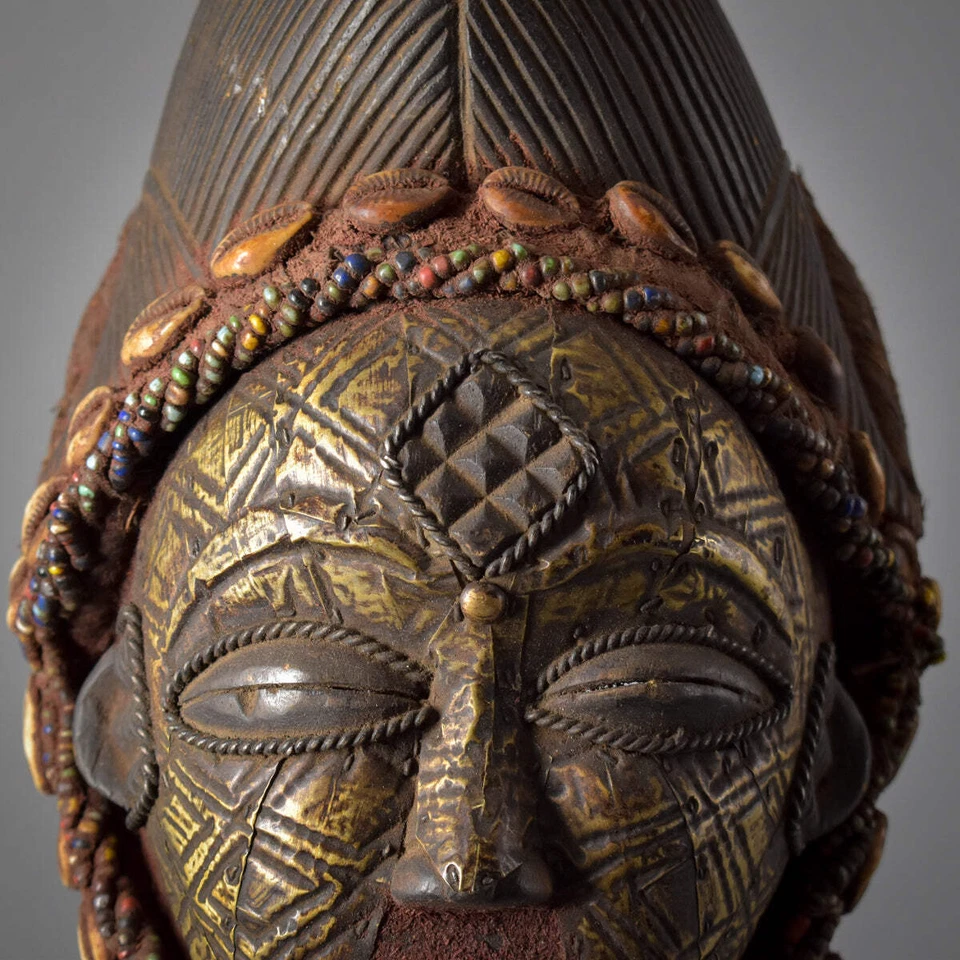 Máscara Casco Punu Mukudji Maiden Spirit con Carcasa de Cowrie y Lámina de Metal Gabo Foto 2 de 4