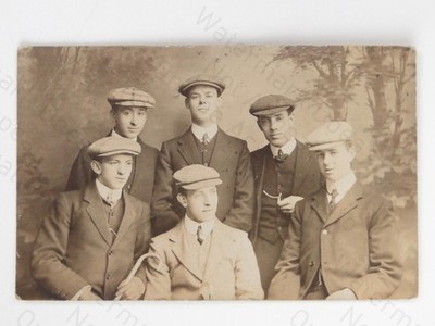 Gruppenportrait 6 junge Männer Flatcaps Mode um 1910 RPPC