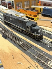 Athearn Genesis SD70 Illinois Central #1021 ESU Loksound DCC Weathered W/Sound