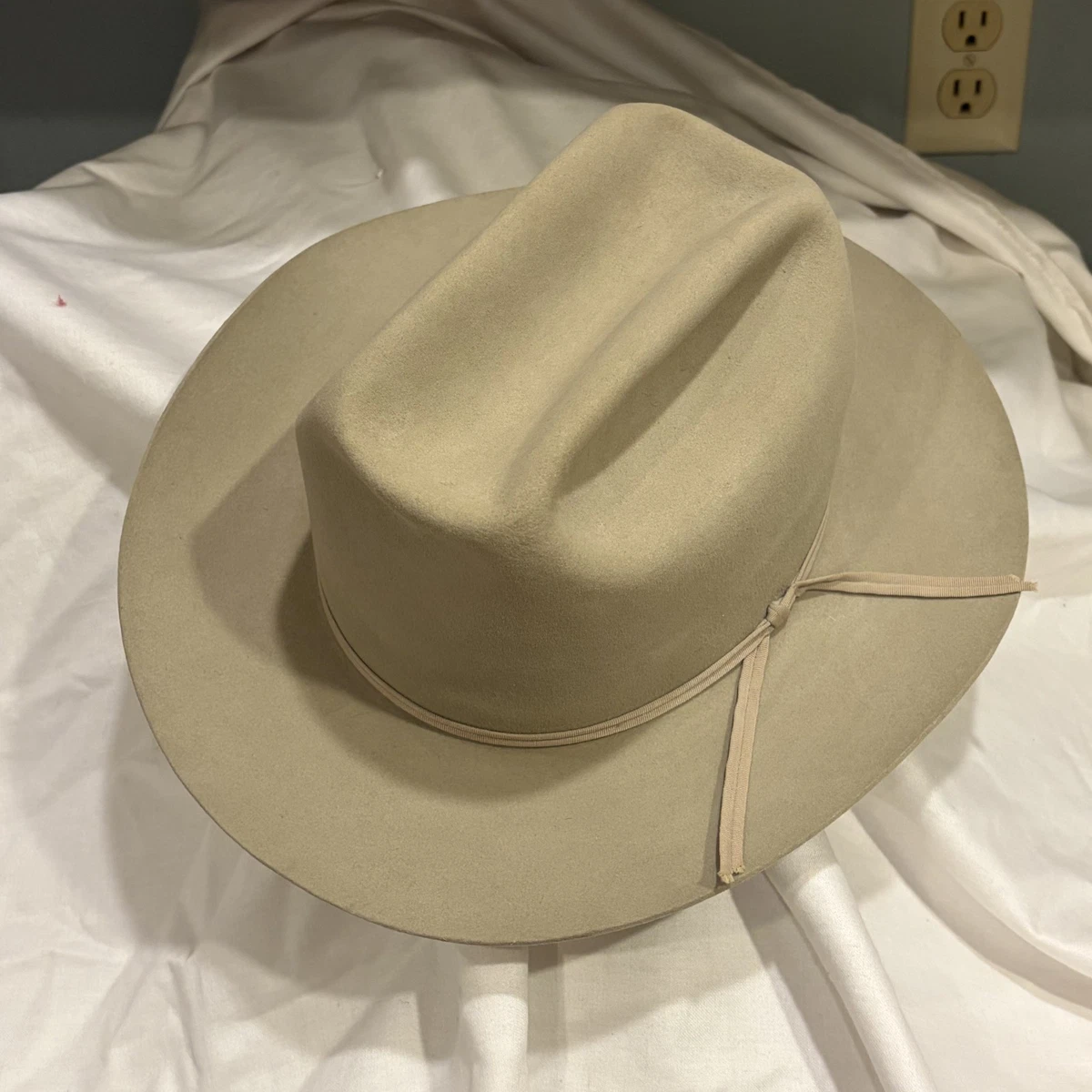 Coloriage d'un chapeau de cowboy à Télécharger ou à Imprimer gratuitement