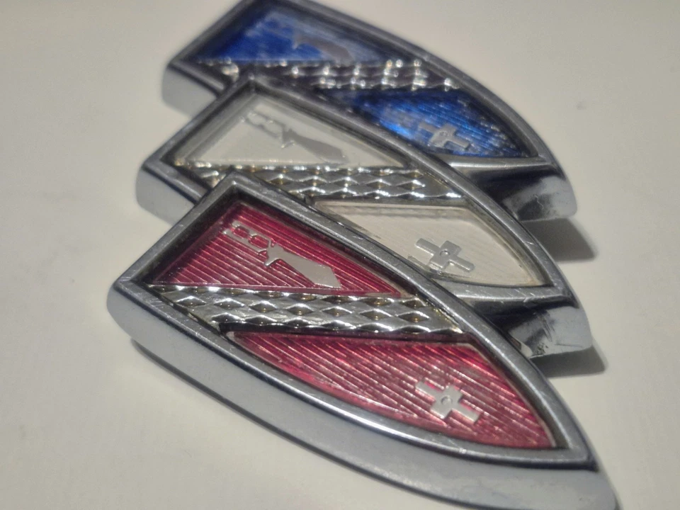 Buick Electra 225 1964 original bloqueo de maletero emblema TriShield OEM 5716561 Foto 3 de 4