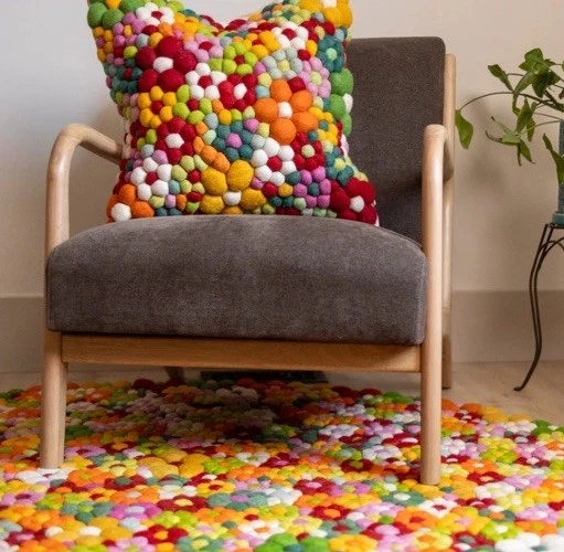 Almohada de plumón abstracta de lana orgánica YaYa & Co Lolly 20x20 colorida Foto 2 de 4