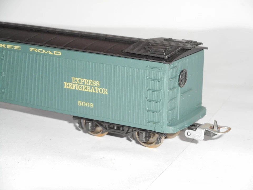 Lima or similar Reefer. The Milwaukee Rd. Good overall cond. HO Scale. No box. - Image 3 of 4