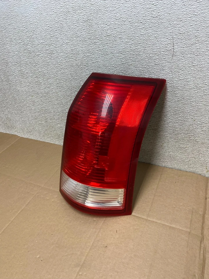 Luz trasera lateral derecha Saturn Vue 2004 a 2007 pasajero OEM T5627 DW Foto 2 de 4