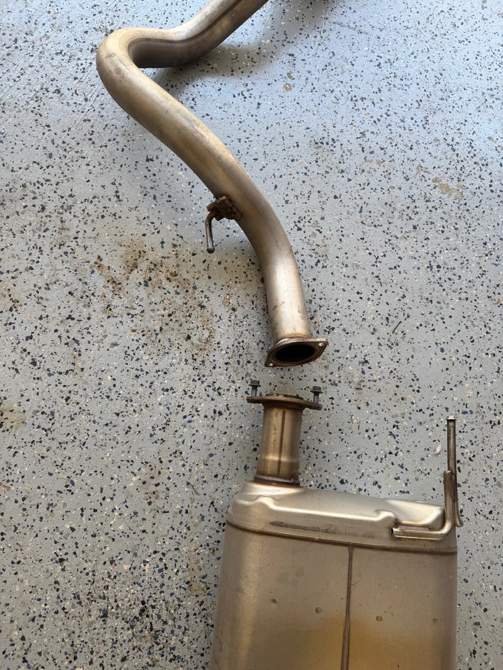 Toyota Tundra 2024 Platinum - Stock sistema de escape OEM Foto 2 de 4