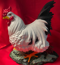ESCULTURA DE CERÁMICA GALLINA BLANCA Y NEGRA llamada Bessie the Biddy