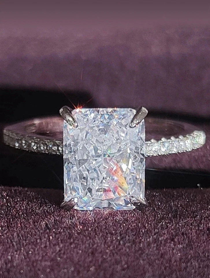 Anillo de 3 quilates de diamantes cultivados en laboratorio talla esmeralda disponible en rosa, best seller Foto 2 de 3