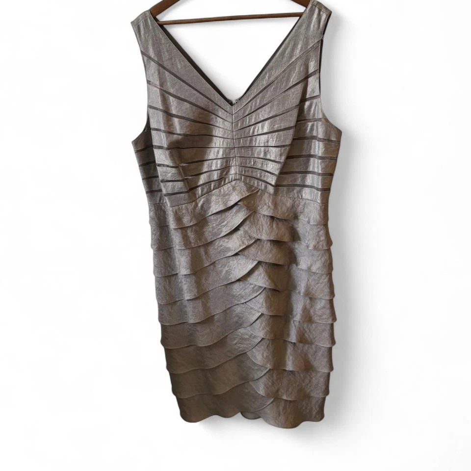 Conjunto de Vestido y Chaqueta Adrianna Plateada Metálica en Niveles - Talla 22W Foto 3 de 4