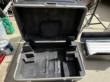 Kino Flo Diva-Lite DIV 401 Two Light Kit with Road Flight Case Bulbs Grids