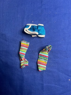 Bratz Flashback Fever Yasmin Outfit Kleidung Shorts Stulpen Socken