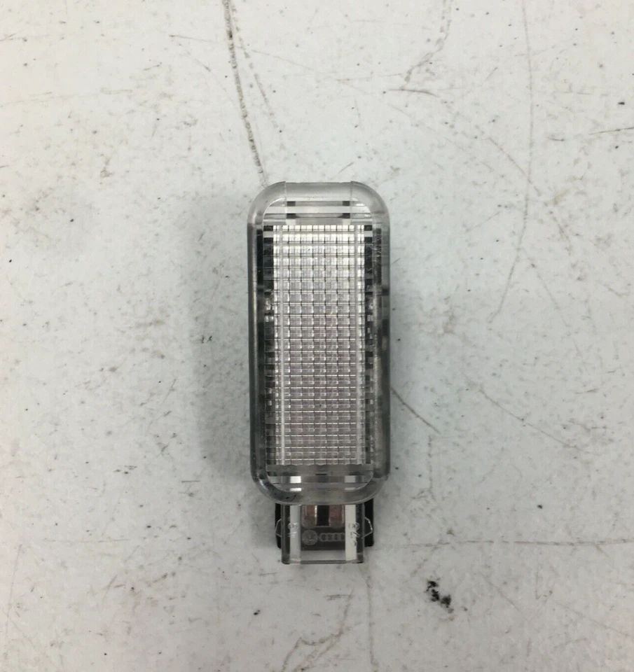 09-16 奥迪 A4 Quattro 内部 Footwell 礼貌灯 原始设备制造商 4B0947415A — 第 3/4 张图片