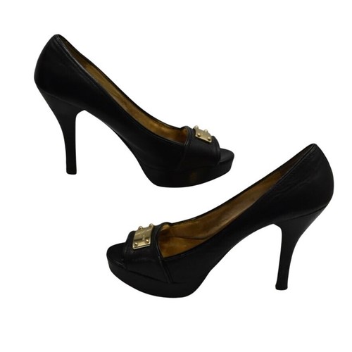Zapatos Michael Kors Peep Toe Plataforma Tacones Altos 10 Cuero Negro Dorado Logo Placa - Imagen 4 de 6