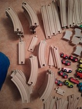 Holzeisenbahn Konvolut mit Schienen, Zügen und Brücken - Holzspielzeug