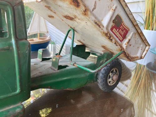 1950's Buddy L Sit-N-Ride Dump Truck Stone and Gravel Pressed Steel, 20” x 7.25” - Imagen 12 de 15