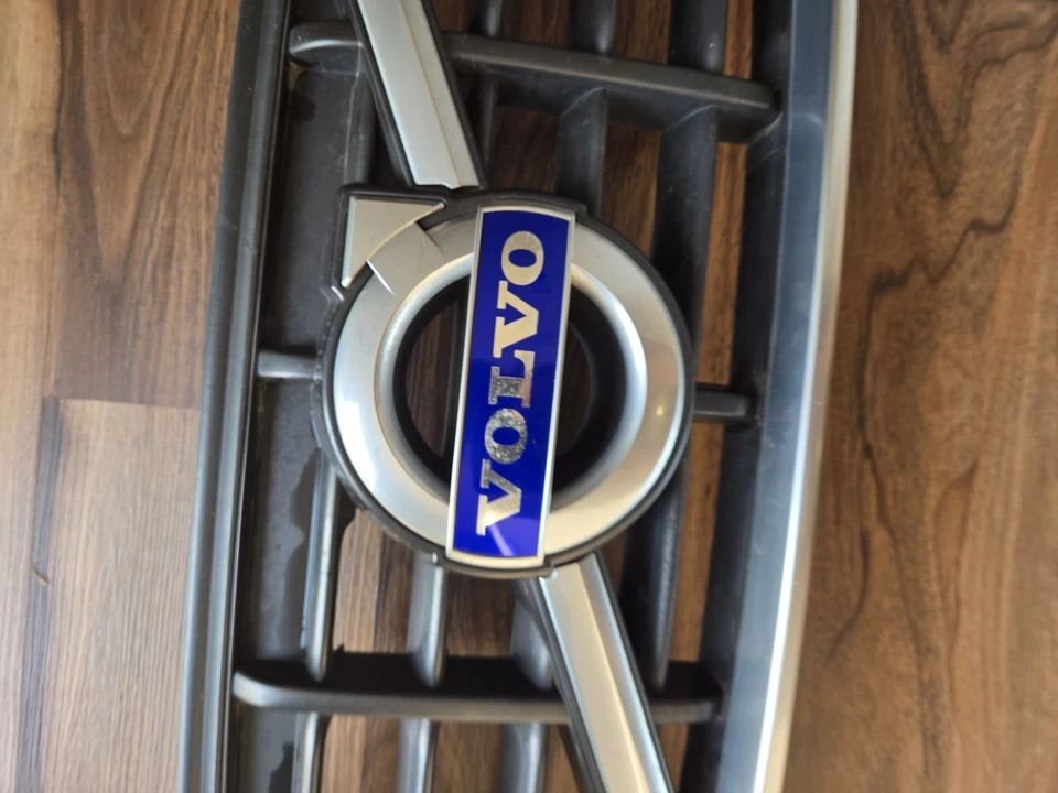 Решетка верхняя передняя для Volvo XC60 2010-2013 годов выпуска серебристая и черная - Изображение 4 из 4