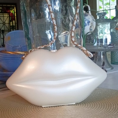 White Lips Novelty Clutch Purse Glossy Gold Chain Shoulder Strap Clasp Lined