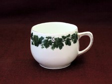 Fraureuth Kaffee-Tasse Dekor Weinlaub / 1920er-Jahre / handbemalt