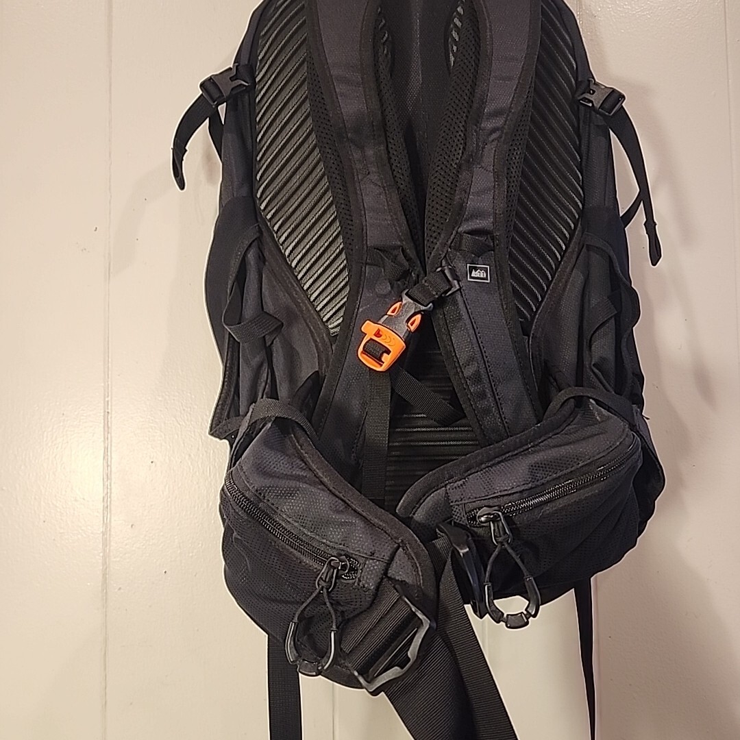 REI TRAVERSE 30 Liter Black Hiking Daypack Backpack Climbing Padded