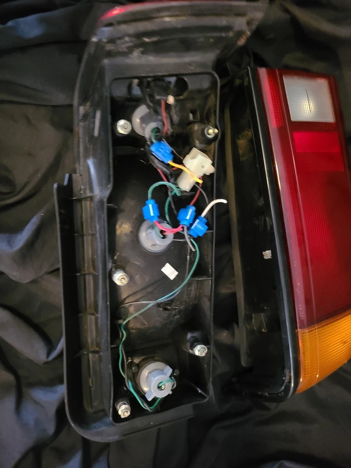 Комплект задних фонарей для седана Honda Civic 1988-1989 годов выпуска от оригинального производителя - Изображение 3 из 4