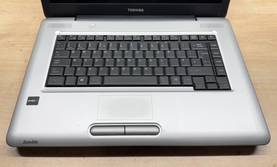 Toshiba Satelite L450D 15.6" Laptop Computer - Windows XP, 2GB RAM, 320GB HDD - Image 4 of 4