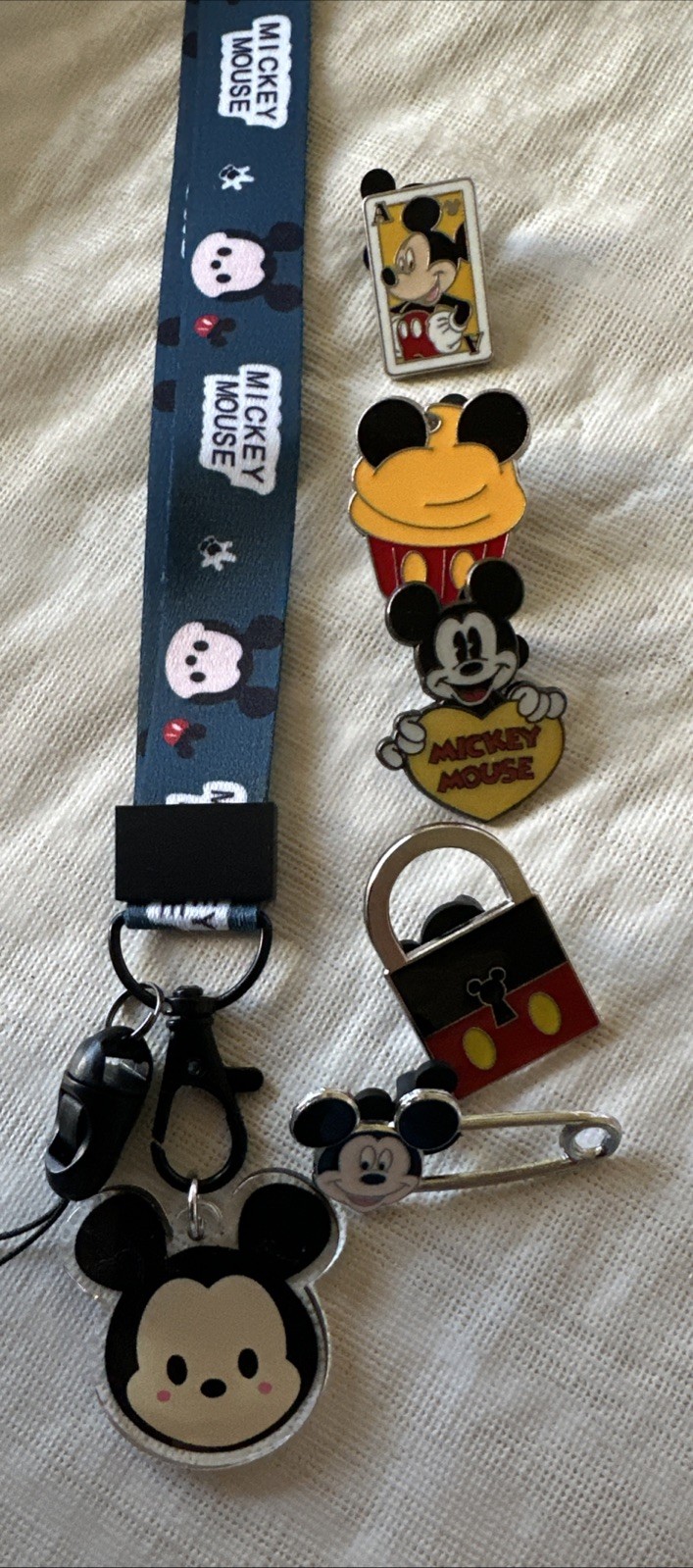 Mickey Mouse Starter Lanyard Set With 5 Disney Park Trading Pins New USA