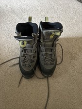 Salomon Hiking Boots Woman’s 8 1/2 Thinsulate