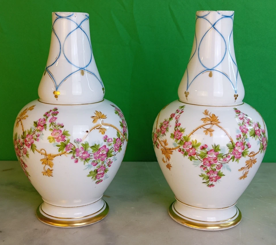 Paire de vases Porcelaine de Paris – style Louis XVI – vers 1900 - Photo 1/4