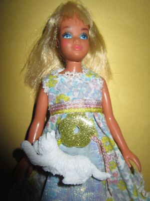 B230) ALTE BARBIE SKIPPER MATTEL PHILIPPINES VINTAGE-KLEID+ALTE SCHUHE+HÜNDCHEN