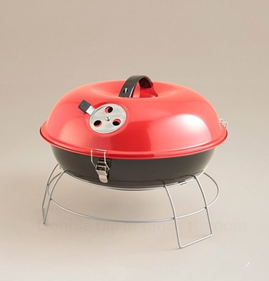 Roter tragbarer Grill mit Deckel