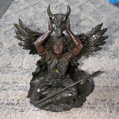 Indianer Krieger Statue mit Büffelschädel