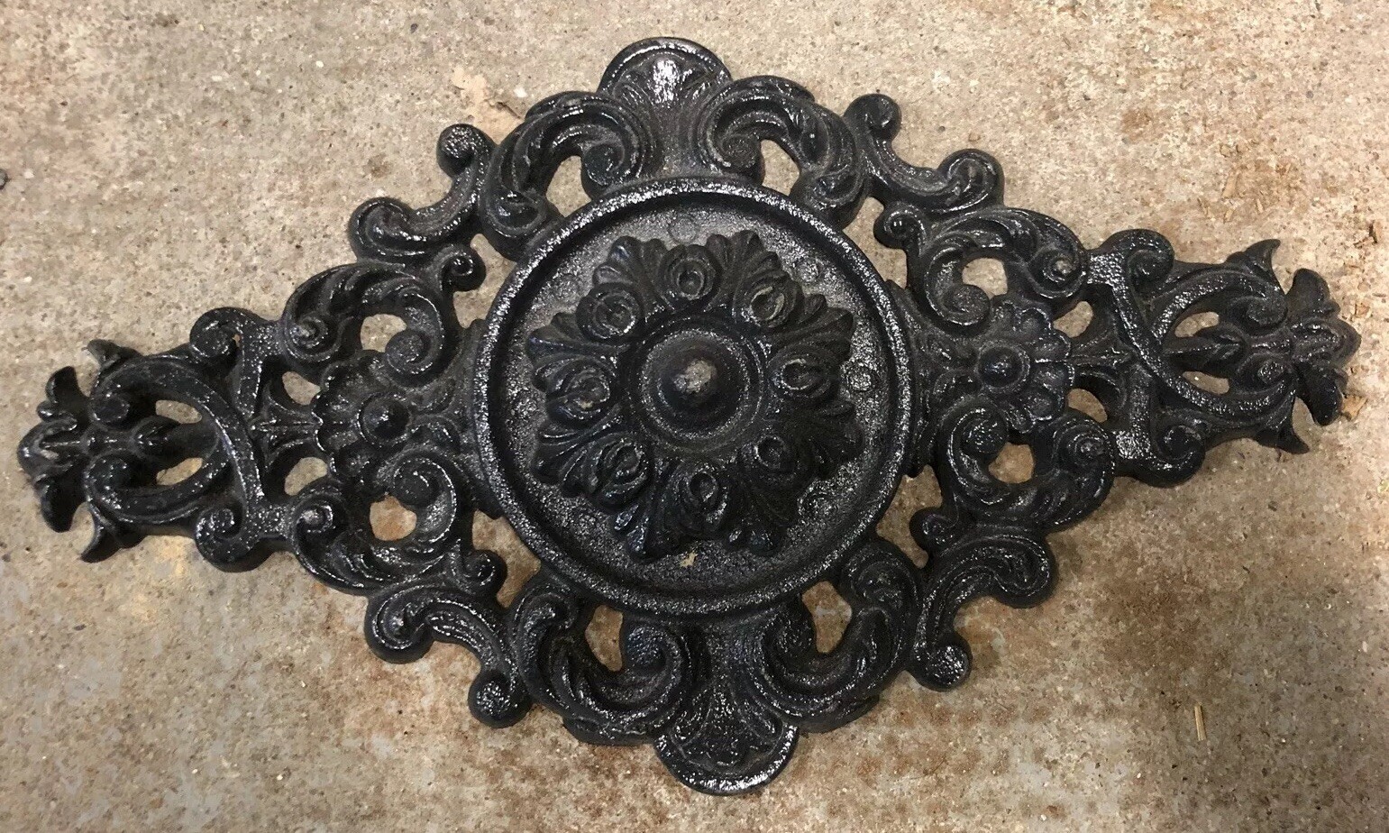 Rosace ornement fonte noire 24cm pour décoration de portail et clôture château