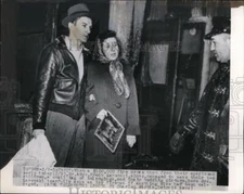1950 Press Photo Detroit Mich Mr & Mrs Frank Zaremski & fireman at burned home