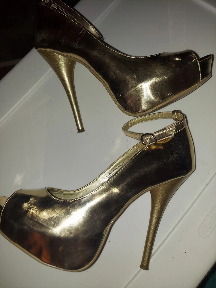 Bombas stiletto de couro vegano dourado metálico Diba 8M - Imagem 2 de 4