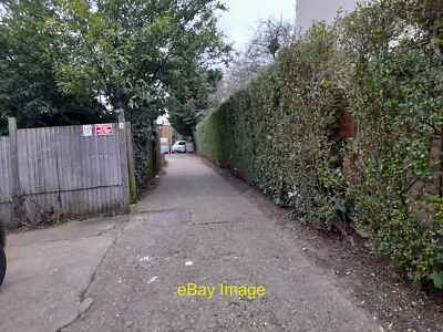 Foto 12x8 Gasse hinter den Geschäften im Marktplatz Finchley um 2022