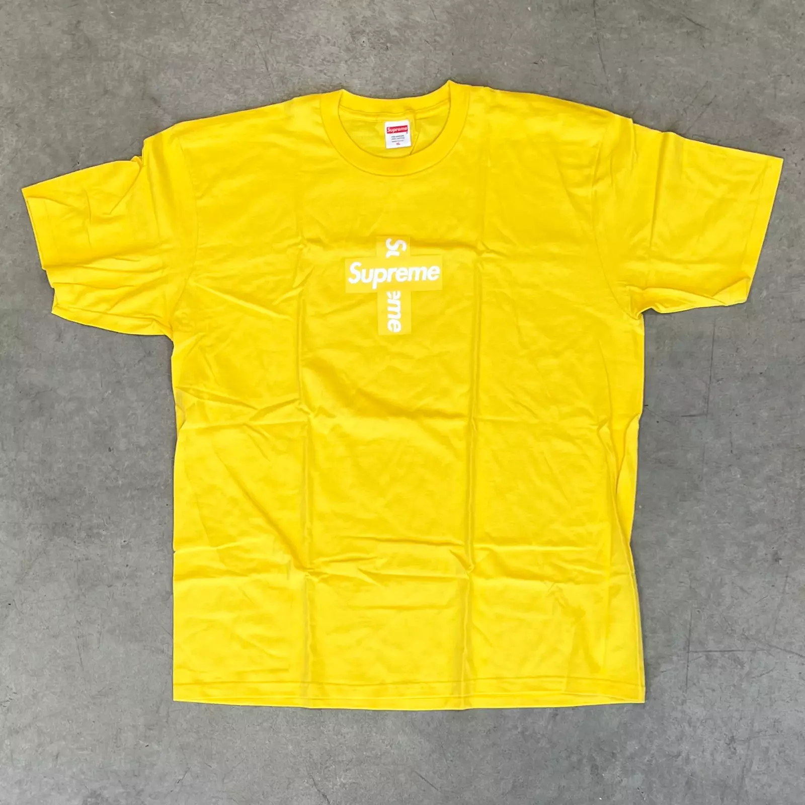 T shirt logo boîte croix suprême « jaune »