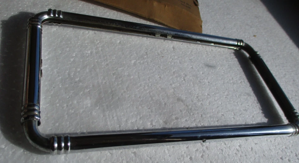 Винтажная рама номерного знака аксессуар GM 1940-е регулируемая нержавеющая сталь новый из старых запасов - Изображение 4 из 4