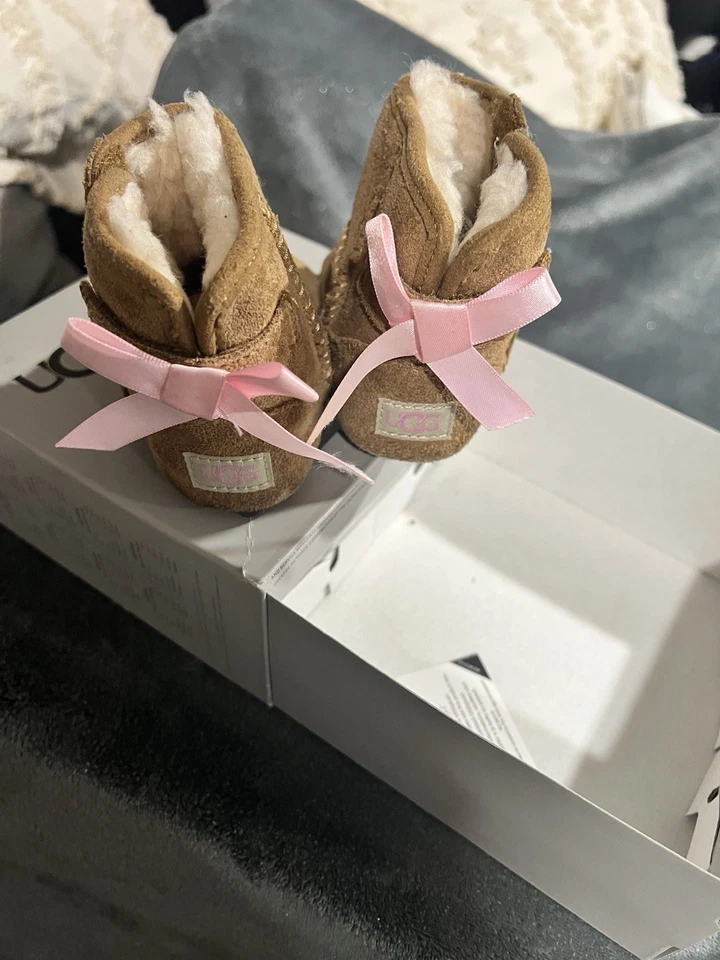Botas UGG Infants Jesse Bow II Castaño y Rosa Botines 6-12 Meses Talla 2/3 Usadas en Excelente Condición Foto 3 de 3