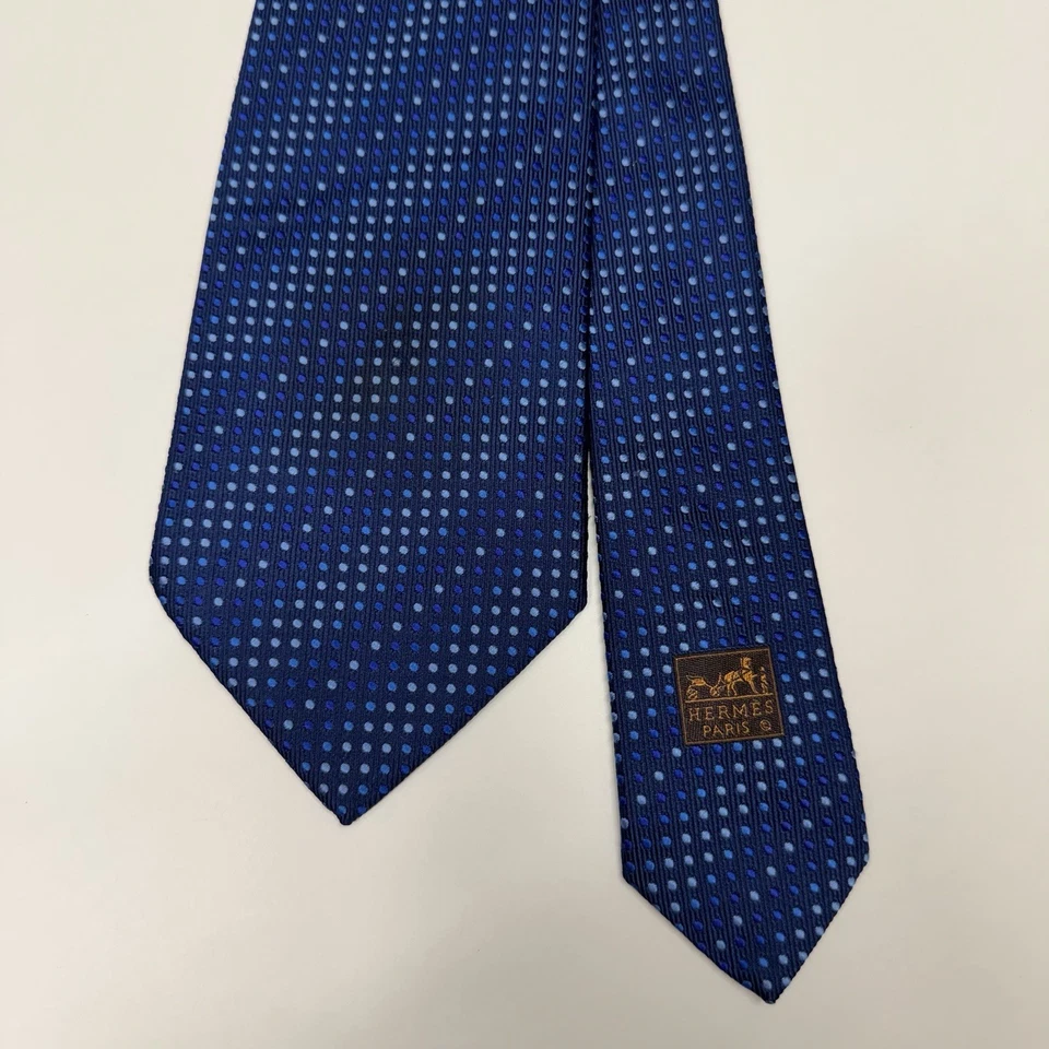 Corbata reciente a lunares Hermes para hombre azul marino sarga seda 3 5/8" (W) x 59" (L) usada en excelente estado Foto 2 de 4