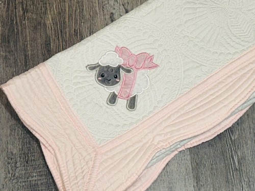 Baby Gift! Crib Quilt For Nursery - Baby Lamb With Bow-36”x45” - Afbeelding 1 van 8