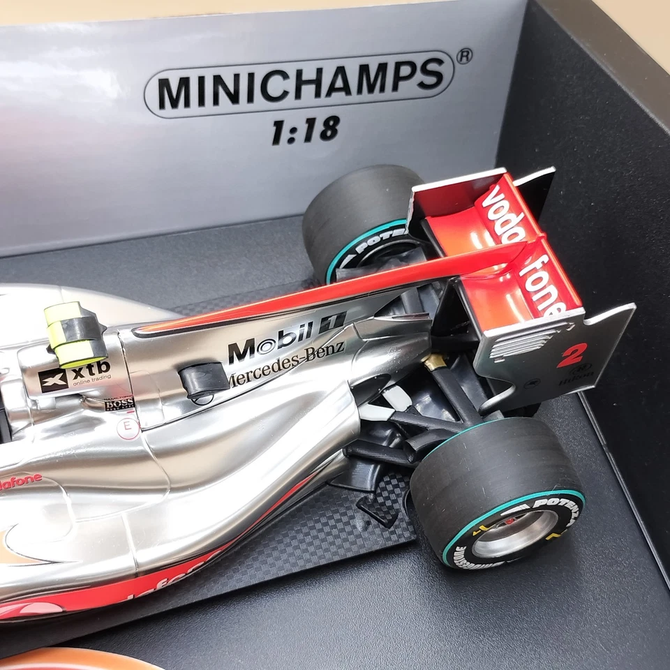 MINICHAMPS 1/18 Vodafone McLaren Mercedes MP4-25 L. Hamilton Canada 530101822 - Image 4 of 4